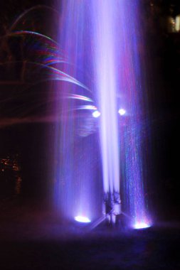 Çeşme jet sıvı yukarı doğru boru delik ya da basınç kuvveti atılır. Lumiere çeşme. ritmik ışık efektleri