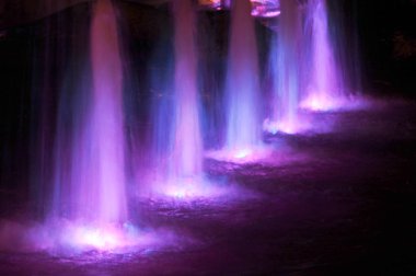 Gauss Bulanıklığı. Tasarımcı için uygundur. Çeşme jet sıvı yukarı doğru boru delik ya da basınç kuvveti atılır. Lumiere çeşme. ritmik ışık efektleri