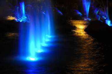 Gauss Bulanıklığı. Tasarımcı için uygundur. Çeşme jet sıvı yukarı doğru boru delik ya da basınç kuvveti atılır. Lumiere çeşme. ritmik ışık efektleri