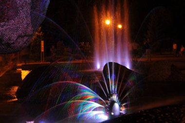 Gauss Bulanıklığı. Tasarımcı için uygundur. Çeşme jet sıvı yukarı doğru boru delik ya da basınç kuvveti atılır. Lumiere çeşme. ritmik ışık efektleri