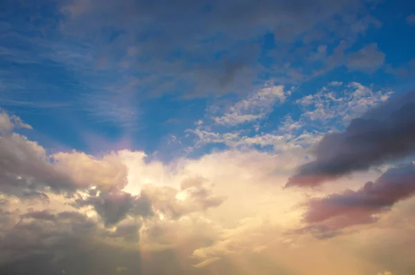 云日出日落 漂浮在大气中的明显的冷凝水蒸气 通常在地面上方高 — 图库照片