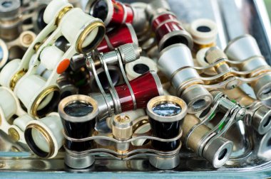 Opera gözlük. opera veya tiyatro kullanmak için küçük dürbün.