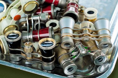 Opera gözlük. opera veya tiyatro kullanmak için küçük dürbün.