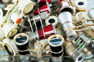 Opera gözlük. opera veya tiyatro kullanmak için küçük dürbün.