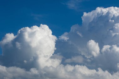 Doku, arka plan. Bulutlar, gökyüzü bir helikopterden fotoğraflandı. yoğun su buharı atmosfer, genellikle yüksek yerden yüzen görünür bir kitle.