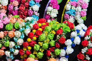 Bayan Takı ipek kumaştan yapılmış. Beyaz ve kırmızı güller. Güzel büyük güzel kokulu çiçekler ve kök ile bitki,