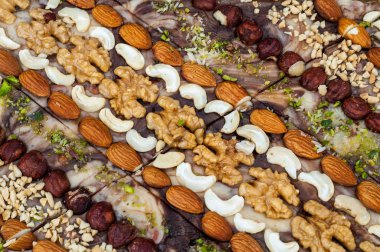 Fındık ile dekore kek