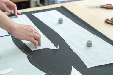 İşleri terzi. Usta, Ütü dikiş uzmanı, Giydir