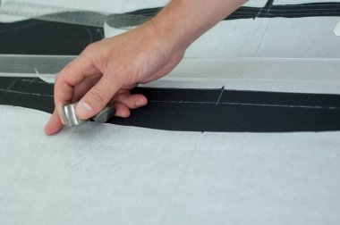 İşleri terzi. Usta, Ütü dikiş uzmanı, Giydir