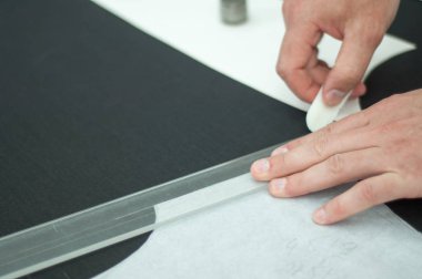 İşleri terzi. Usta, Ütü dikiş uzmanı, Giydir