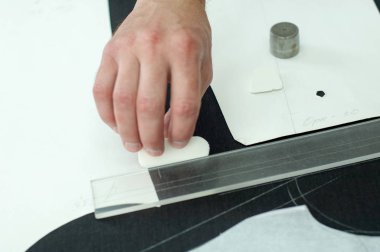 İşleri terzi. Usta, Ütü dikiş uzmanı, Giydir