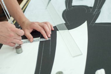 İşleri terzi. Usta, Ütü dikiş uzmanı, Giydir