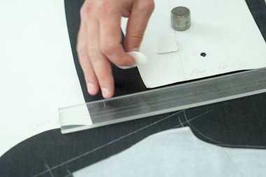 İşleri terzi. Usta, Ütü dikiş uzmanı, Giydir