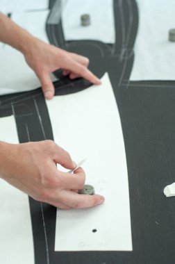 İşleri terzi. Usta, Ütü dikiş uzmanı, Giydir