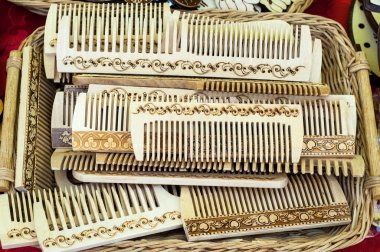 ahşap tarak. Saç tarama tarak. plastik, metal ya da ahşap dar diş sayısı ile bir şerit çözülüyor veya saç düzenlenmesi için kullanılan.