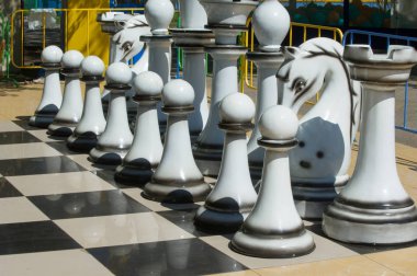 Doku, arka plan. Arka plan. Parkta satranç. Parkta zeminde büyük satranç oyunu