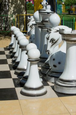 Doku, arka plan. Arka plan. Parkta satranç. Parkta zeminde büyük satranç oyunu
