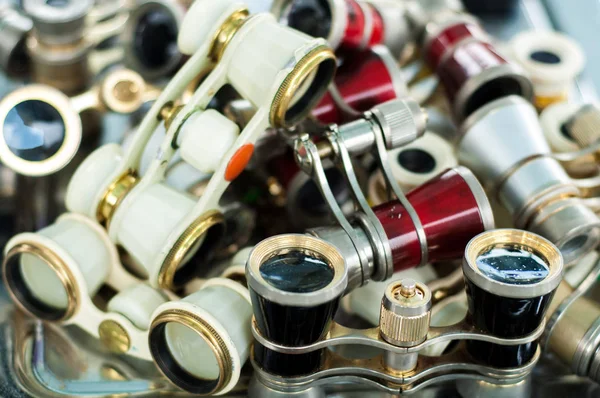 Opera gözlük. opera veya tiyatro kullanmak için küçük dürbün.