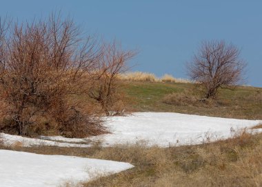 Son kar bahar yol verir. Bahar, yatay bir dere. Dağlarda kar son erime