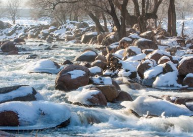 Son bahar kar dokusuna güneşli bir bahar brooks suda eritin. nehir dere dere. Bahar Nehri üzerinde buz erime. 