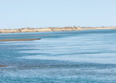 Son bahar kar dokusuna güneşli bir bahar brooks suda eritin. nehir dere dere. Bahar Nehri üzerinde buz erime. 