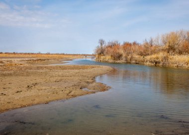 Son bahar kar dokusuna güneşli bir bahar brooks suda eritin. nehir dere dere. Bahar Nehri üzerinde buz erime. 