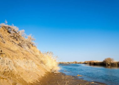 bahar bozkır nehirde. nehir sazlık ile büyümüş. saf zümrüt sudur