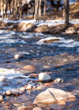 Son bahar kar dokusuna güneşli bir bahar brooks suda eritin. nehir dere dere. Bahar Nehri üzerinde buz erime. 