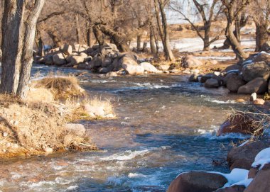 Son bahar kar dokusuna güneşli bir bahar brooks suda eritin. nehir dere dere. Bahar Nehri üzerinde buz erime. 