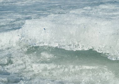 Son bahar kar dokusuna güneşli bir bahar brooks suda eritin. nehir dere dere. Bahar Nehri üzerinde buz erime. 