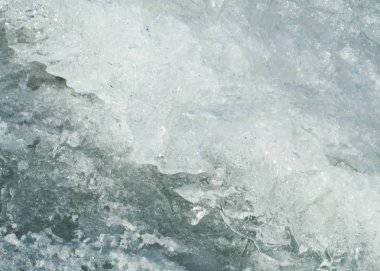 Son bahar kar dokusuna güneşli bir bahar brooks suda eritin. nehir dere dere. Bahar Nehri üzerinde buz erime. 