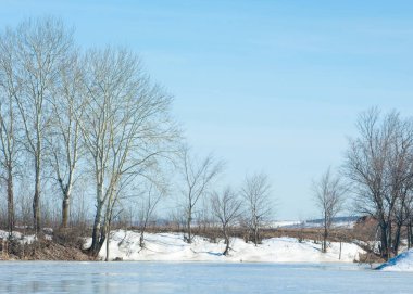 Donmuş gölün bahar. Bahar buz