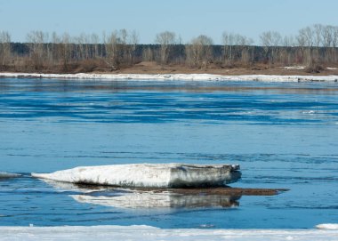 Nehir ile kırık buz buz Tepecik bahar Nehri üzerinde. manzara yakın çekim buz drift güneşli bir bahar Nehri üzerinde