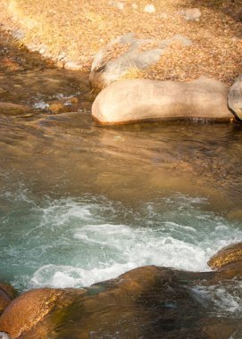 Son bahar kar dokusuna güneşli bir bahar brooks suda eritin. nehir dere dere. Bahar Nehri üzerinde buz erime. 