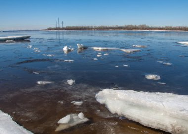 Nehir ile kırık buz enerji ayağı. buz Tepecik bahar Nehri üzerinde. manzara yakın çekim buz drift güneşli bir bahar Nehri üzerinde