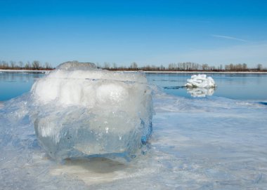 Bahar sel, buzlu su, erken Bahar Nehri üzerinde. Rusya Tataristan Kama Nehri erken Bahar