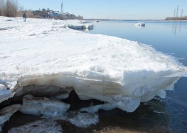 Bahar sel, buzlu su, erken Bahar Nehri üzerinde. Rusya Tataristan Kama Nehri erken Bahar