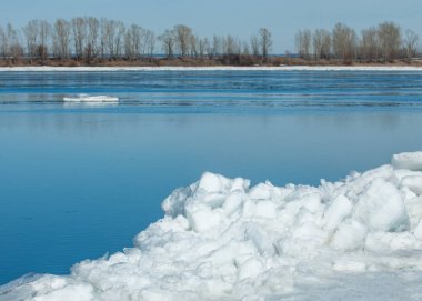 Bahar sel, buzlu su, erken Bahar Nehri üzerinde. Rusya Tataristan Kama Nehri erken Bahar