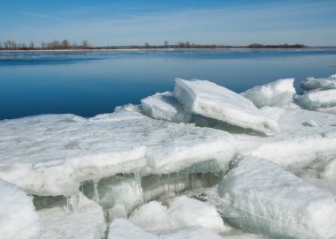 Bahar sel, buzlu su, erken Bahar Nehri üzerinde. Rusya Tataristan Kama Nehri erken Bahar