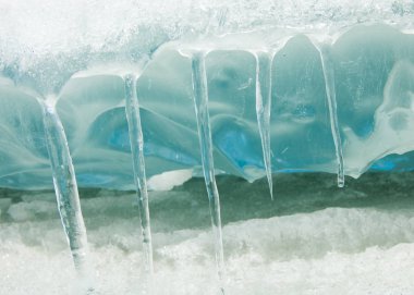 Son bahar kar dokusuna güneşli bir bahar brooks suda eritin. nehir dere dere. Bahar Nehri üzerinde buz erime. 