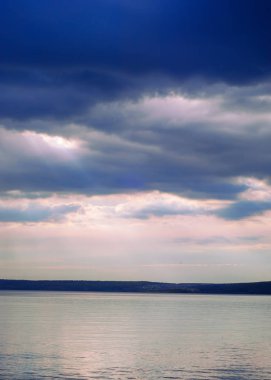 bulut su ışık demeti. Güzel gün batımı plajda, harika renkler, yaz aylarında plaj üzerinde ışık demetinin üstten görünüm
