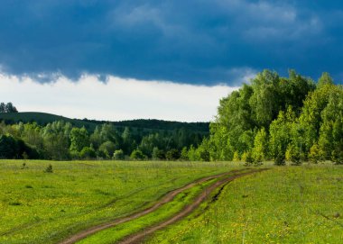 Brook bahar. güneşli bir bahar brooks suda eriyen doku. nehir dere dere. Bahar Nehri üzerinde buz erime. 