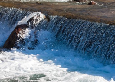 su küçük bir nehir erken ilkbahar akarsu. Bahar sahne. donmuş bir dere ile dağ manzarası