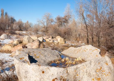 Son bahar kar dokusuna güneşli bir bahar brooks suda eritin. nehir dere dere. Bahar Nehri üzerinde buz erime. 