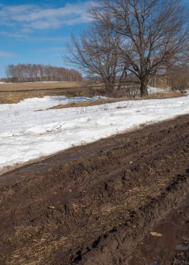 Bahar yollar yıkanmış. yoldan çekilin. yolda çamur