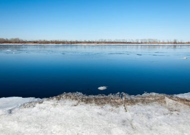 Nehir ile kırık buz buz Tepecik bahar Nehri üzerinde. manzara yakın çekim buz drift güneşli bir bahar Nehri üzerinde