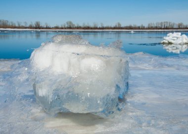 Bahar sel, buzlu su, erken Bahar Nehri üzerinde. Rusya Tataristan Kama Nehri erken Bahar