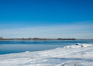 Bahar sel, buzlu su, erken Bahar Nehri üzerinde. Rusya Tataristan Kama Nehri erken Bahar