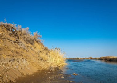 bahar bozkır nehirde. nehir sazlık ile büyümüş. saf zümrüt sudur