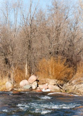su küçük bir nehir erken ilkbahar akarsu. Bahar sahne. donmuş bir dere ile dağ manzarası